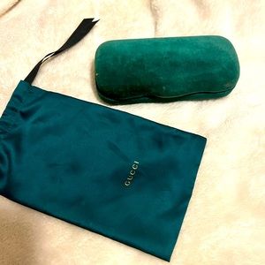 Pre owned •Gucci • sunglasses clam shell velvet green case